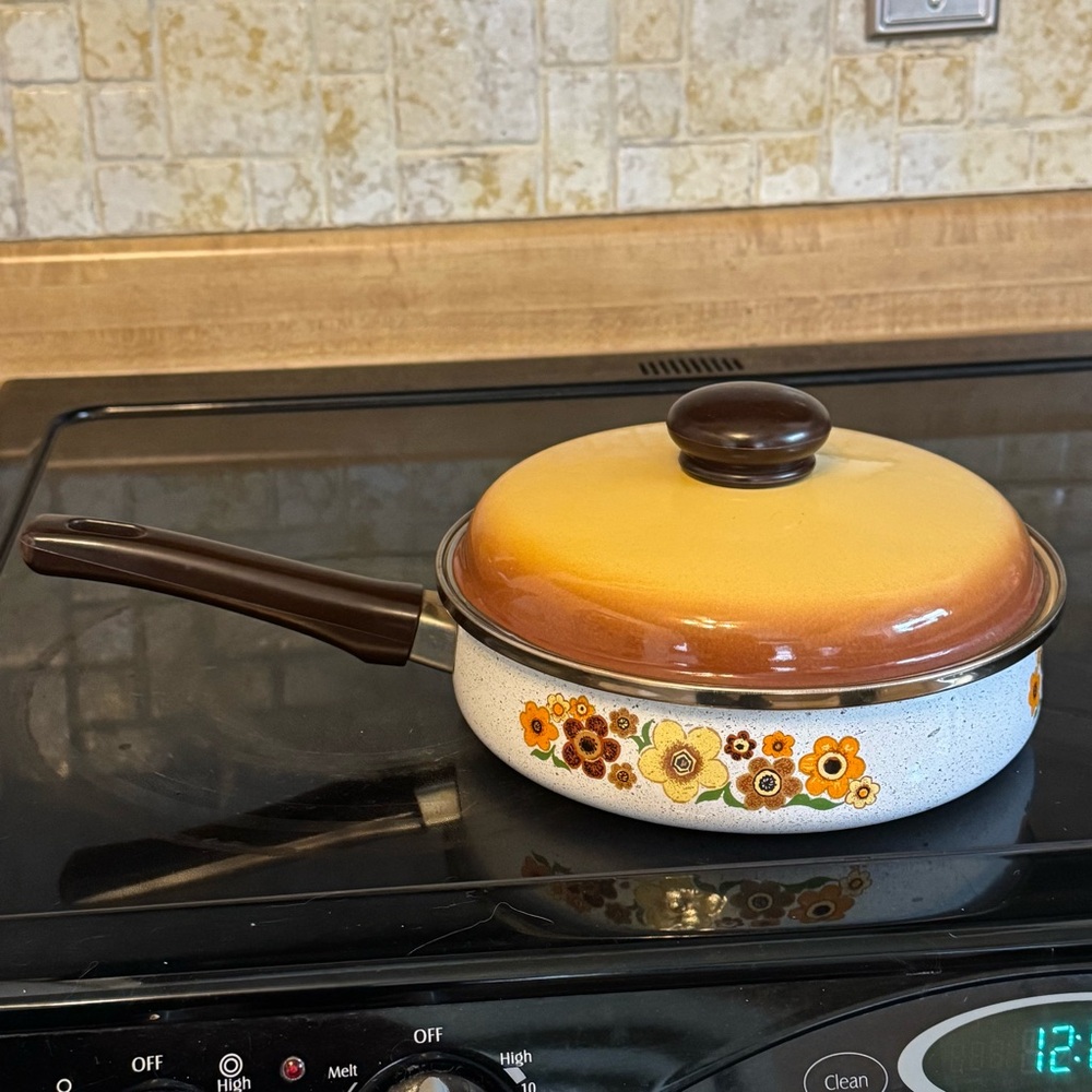 “SOLD” Vintage 1970's Harvest Blossom Enamel Floral Sauce Pan with Lid - Picture 2 of 11